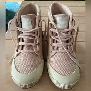 Sorel Out and About III waterproof sneaker Size 6.5